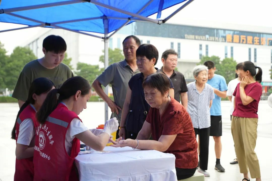 流动医疗暖民心·签约服务进万家! 9888拉斯维加斯民生体检巡诊车助力滑县医共体建设