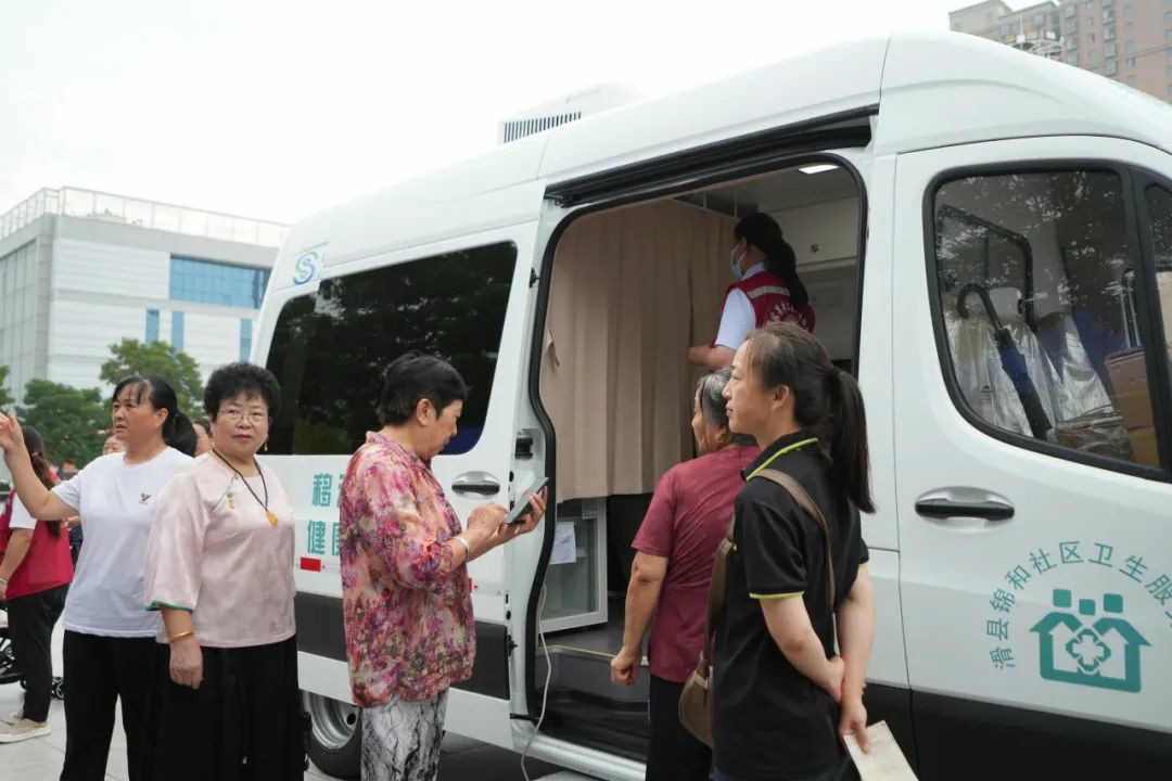 流动医疗暖民心·签约服务进万家! 9888拉斯维加斯民生体检巡诊车助力滑县医共体建设