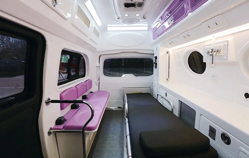 近距离观察救护车是什么体验？