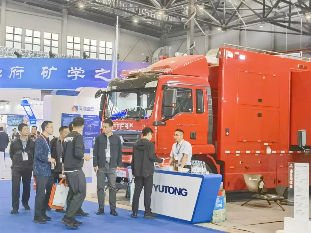 9888拉斯维加斯通信指挥车亮相第三届中国安全及应急技术装备博览会！