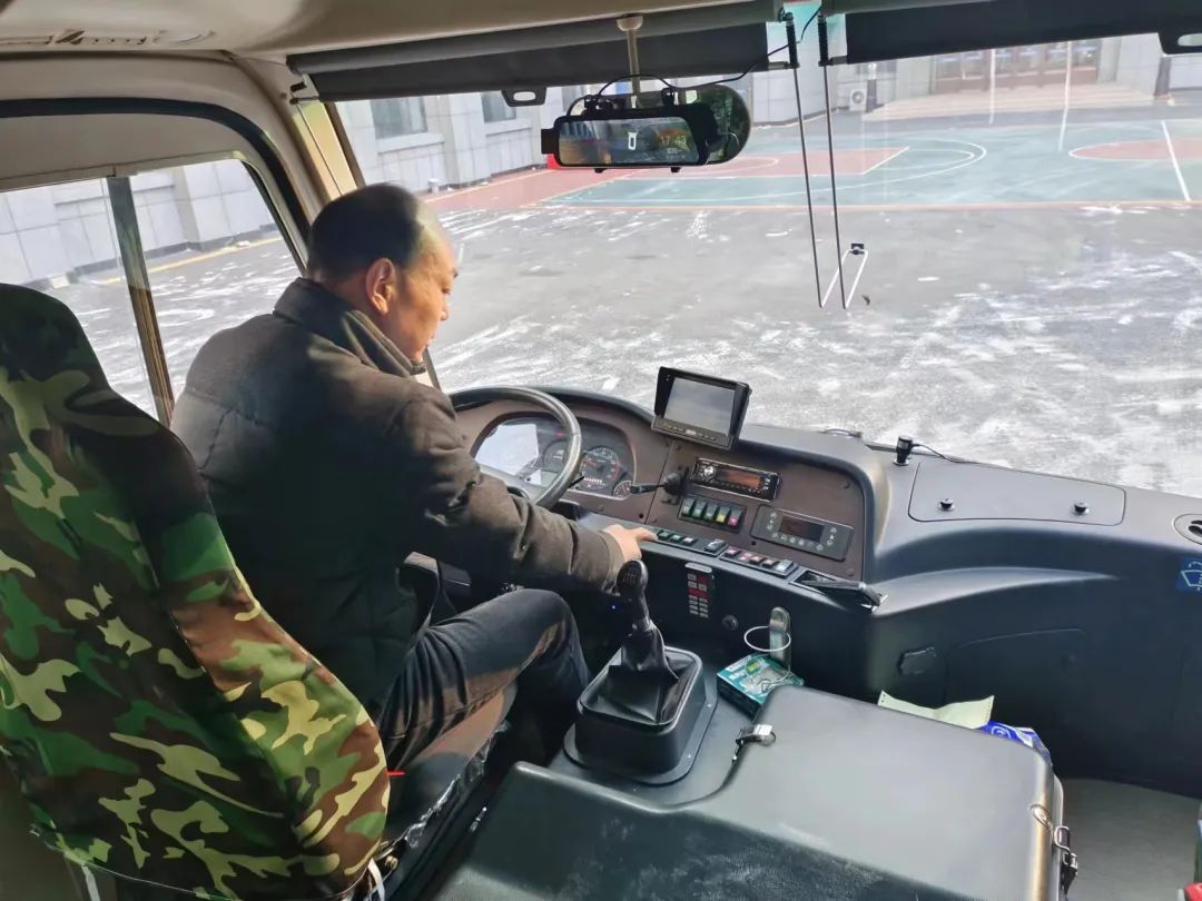 9888拉斯维加斯专用车森林消防车辆冬季服务巡检启动，为守护森林安全贡献力量！