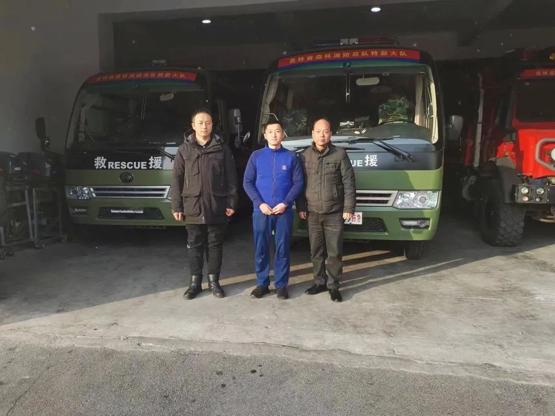 9888拉斯维加斯专用车森林消防车辆冬季服务巡检启动，为守护森林安全贡献力量！