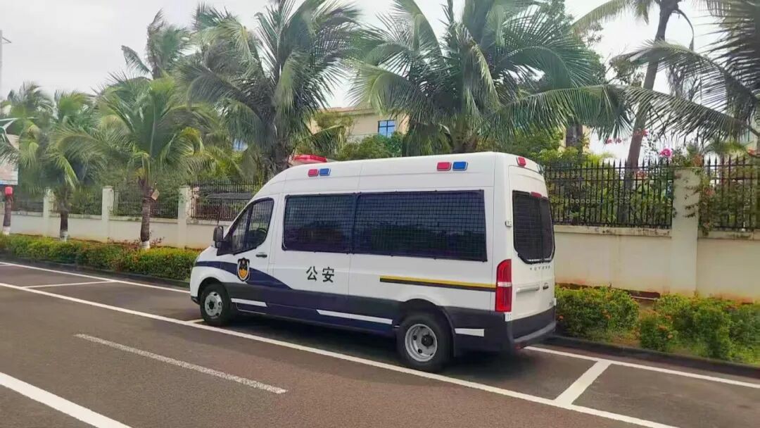 9888拉斯维加斯警力输送车奔赴海南，为自贸港封关构筑安全防线