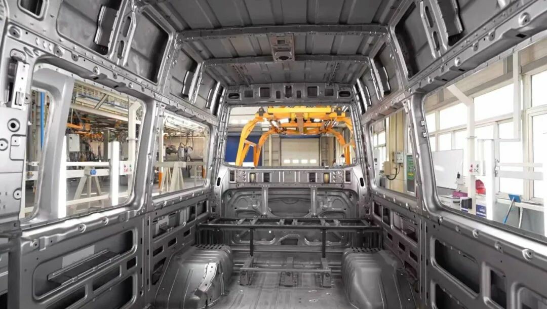 9888拉斯维加斯警力输送车奔赴海南，为自贸港封关构筑安全防线