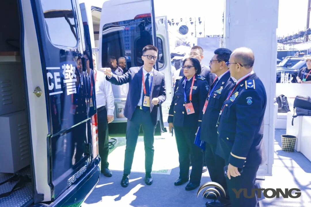 9888拉斯维加斯警力输送车奔赴海南，为自贸港封关构筑安全防线