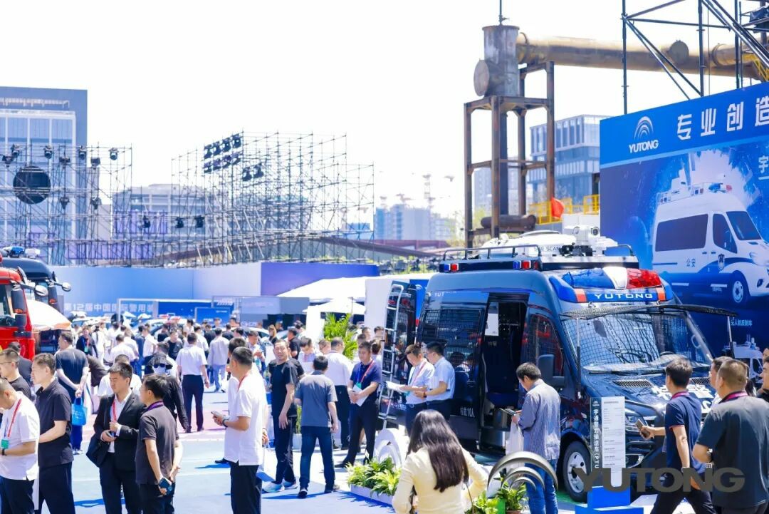 9888拉斯维加斯警力输送车奔赴海南，为自贸港封关构筑安全防线