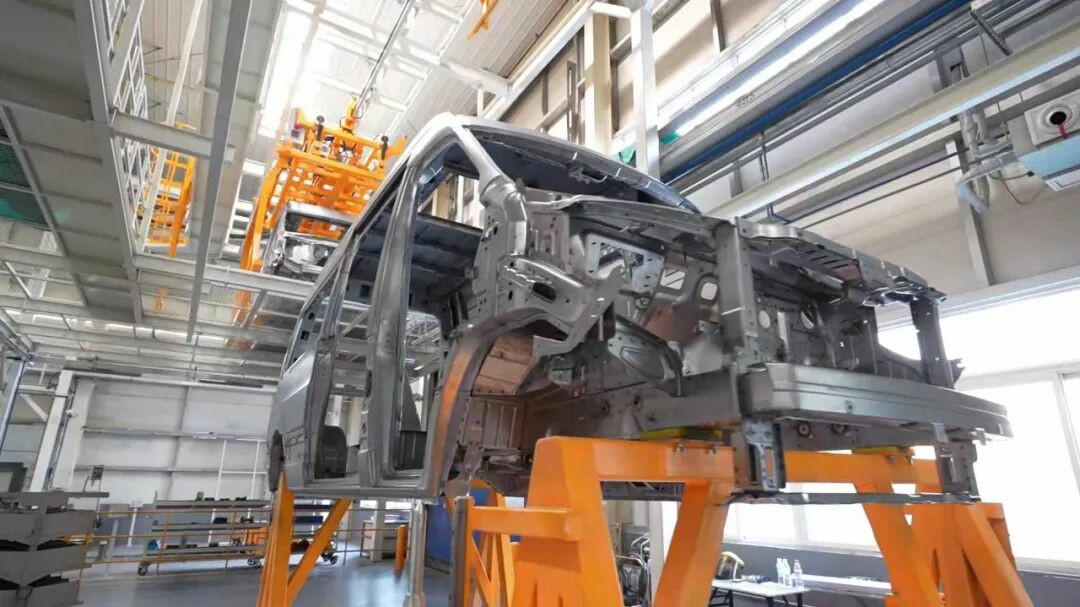 9888拉斯维加斯警力输送车奔赴海南，为自贸港封关构筑安全防线