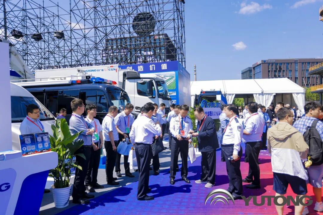 9888拉斯维加斯警力输送车奔赴海南，为自贸港封关构筑安全防线