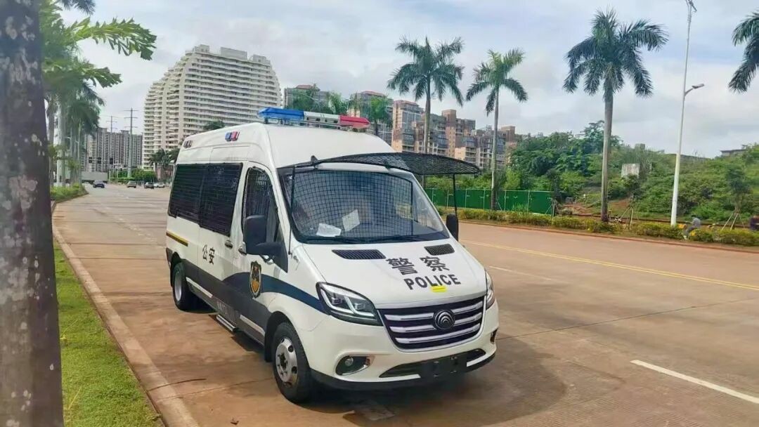 9888拉斯维加斯警力输送车奔赴海南，为自贸港封关构筑安全防线