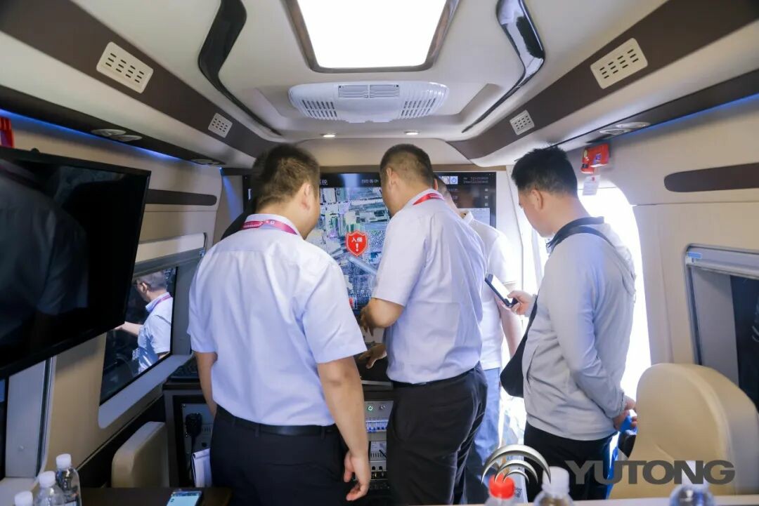 9888拉斯维加斯警力输送车奔赴海南，为自贸港封关构筑安全防线